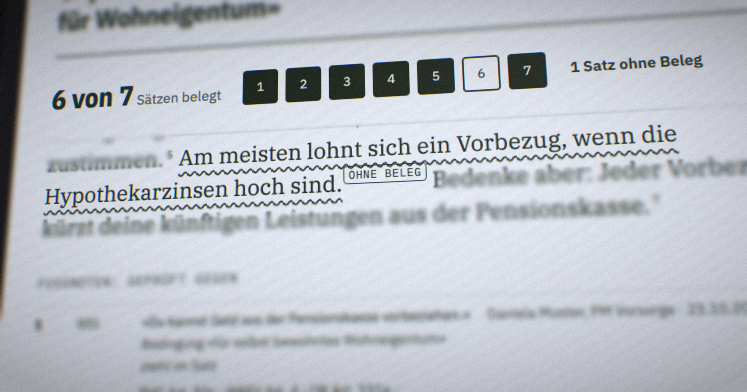 Foto eines Bildschirms, nah: Oben steht «6 von 7 Sätzen belegt», daneben sieben Kästchen, eines pro Satz, das sechste ist leer. Direkt darunter ist der Satz «Am meisten lohnt sich ein Vorbezug, wenn die Hypothekarzinsen hoch sind.» mit einer Wellenlinie unterstrichen und trägt die Marke «ohne Beleg».